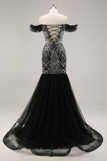 Vestido de fiesta negro de sirena con cuentas con hombros descubiertos